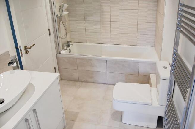 4 bed Terraced to rent Image 5