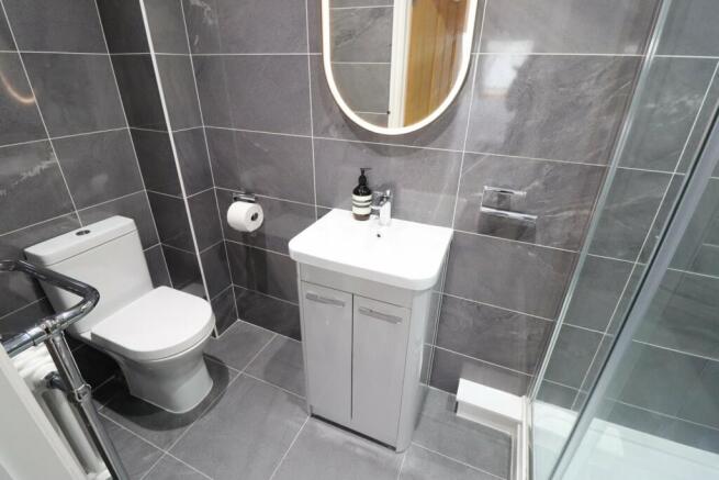 MASTER EN-SUITE