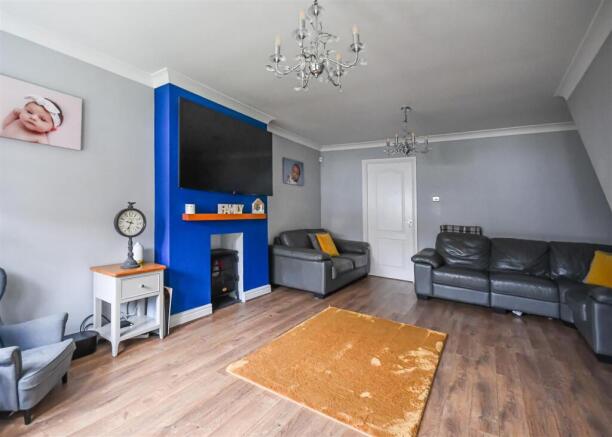 11 Penleigh Gardens-Living Room (3).jpg