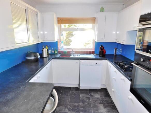 KITCHEN 2.JPG