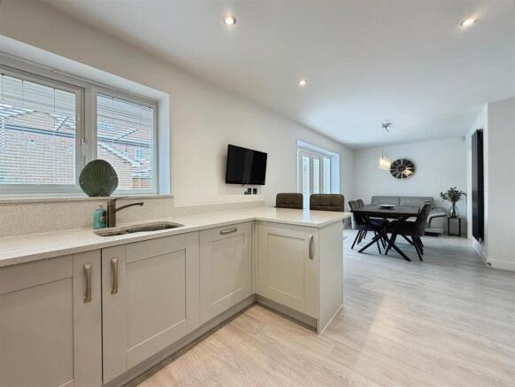 4 bed Detached for sale Image 6