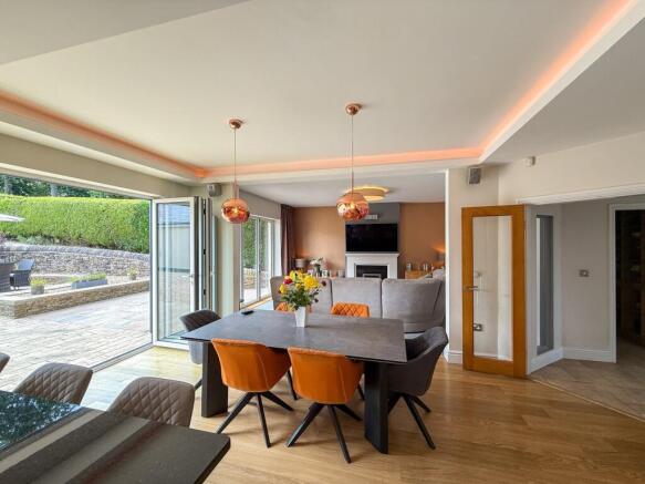5 bed Detached for sale Image 6