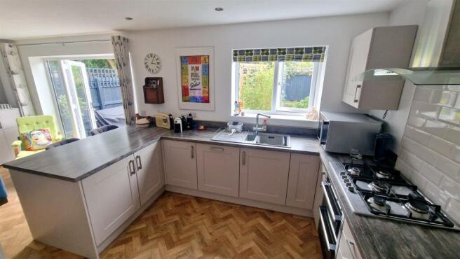 10 Shones croft Kitchen2.jpg