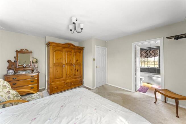 5 bed Detached for sale Image 11