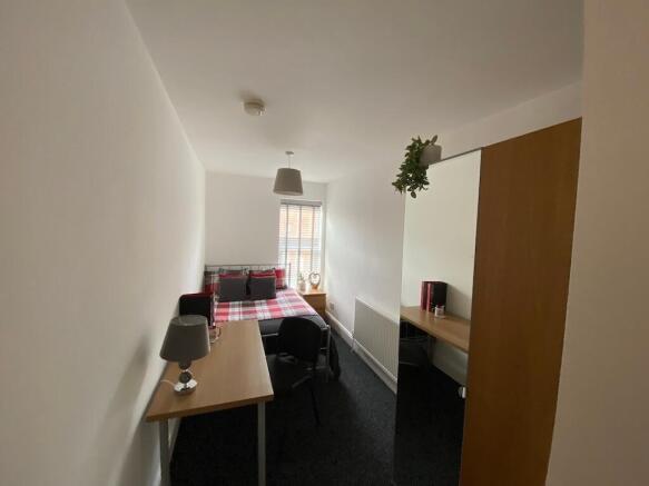 Brightly furnished single bedroom with a double...