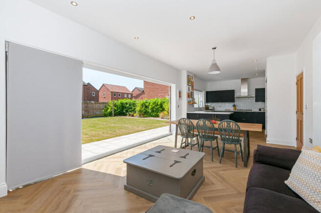 5 bed Detached for sale Image 7