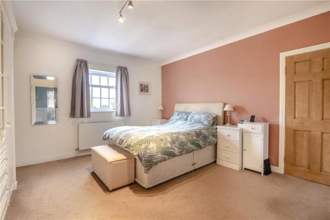 5 bed House for sale Image 8