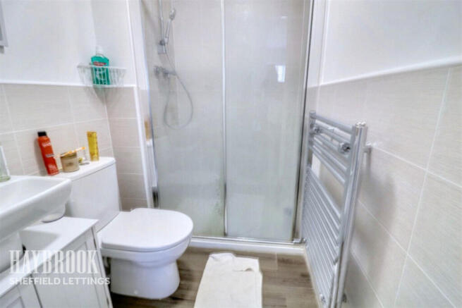 4 bed Detached to rent Image 11