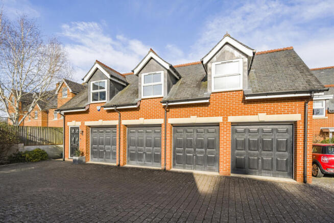 1-bed flat on Charlotte Mews, Henley-on-Thames, Oxfordshire, RG9, £300,000