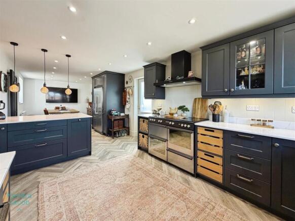 4 bed Detached for sale Image 4