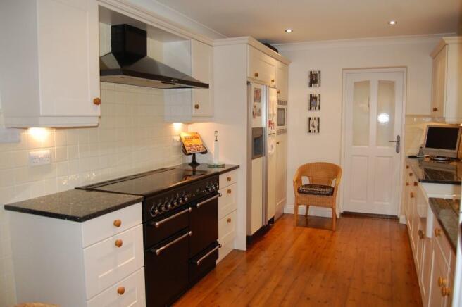 KITCHEN/BREAKFAST