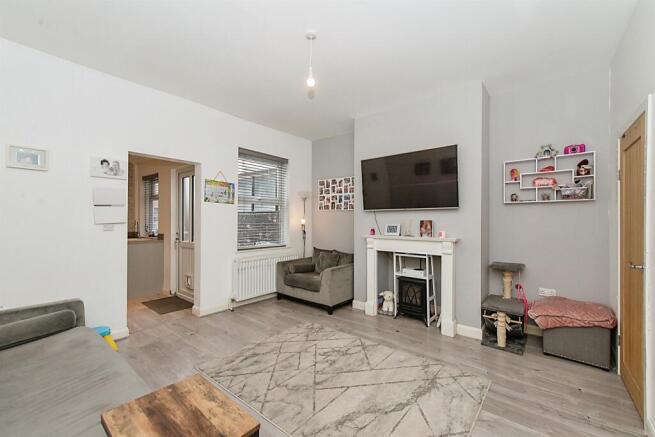 2 bed Terraced to rent Image 5