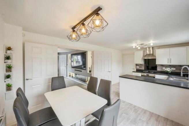 4 bed Detached for sale Image 8