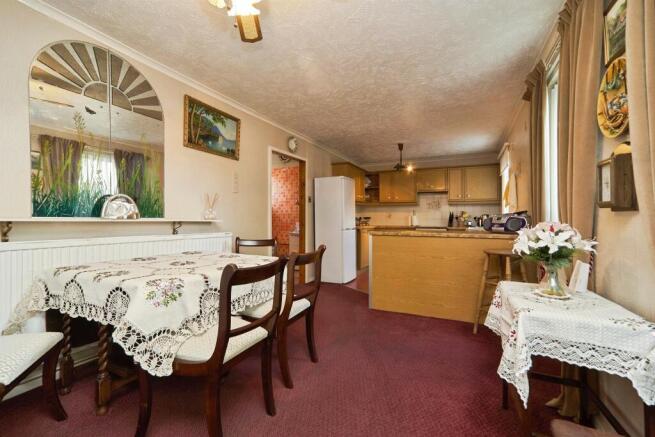 4 bed Semi-Detached for sale Image 5