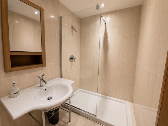 2 bed Flat to rent Image 6