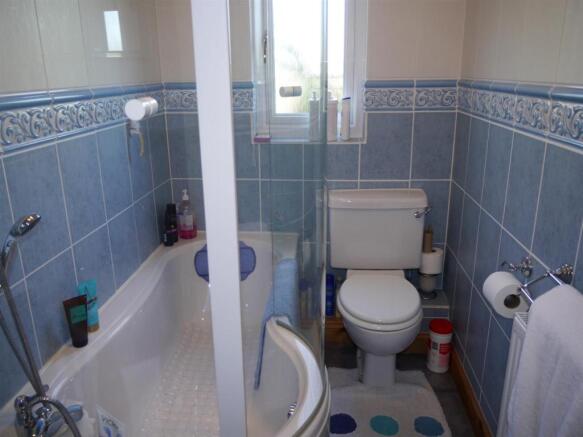 EN-SUITE BATHROOM