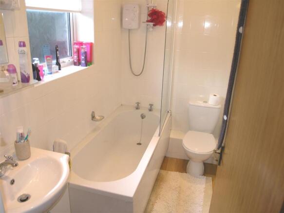 EN-SUITE BATHROOM