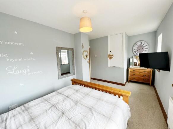 Bedroom 1 pic 3.jpg