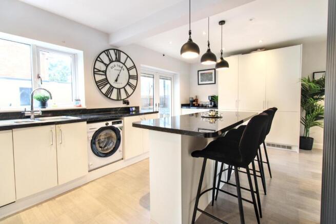 Sunningdale, Yate, BS37 4HD photo 3