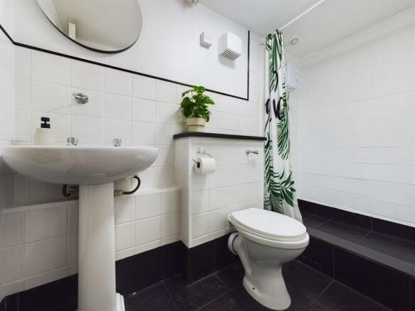 en-suite to bedroom five/sitting room
