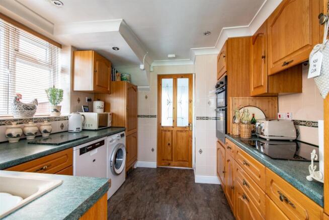 2 Ashenden Close kitchen1b.jpg
