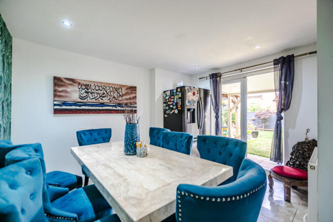 5 bed Detached for sale Image 7