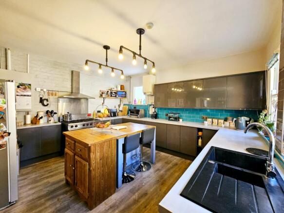 7 bed Semi-Detached for sale Image 6