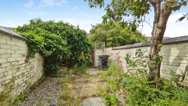 2 bed Terraced to rent Image 7
