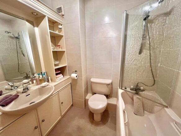2 bed Apartment for sale Image 11