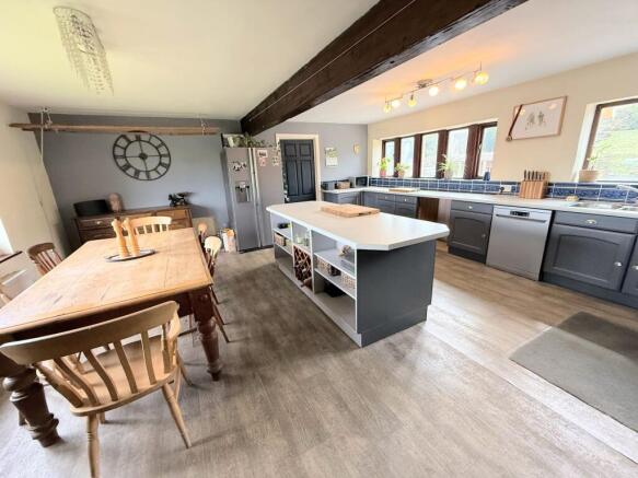 4 bed Semi-Detached to rent Image 9