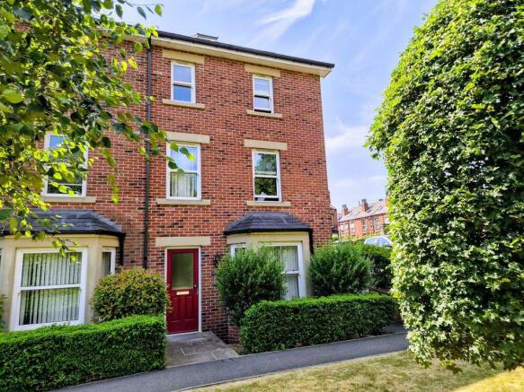 4 bed Town House to rent in leeds