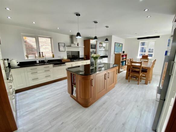 KITCHEN/BREAKFAST ROOM