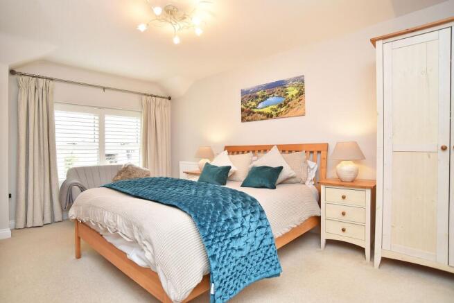 5 bed Detached for sale Image 11