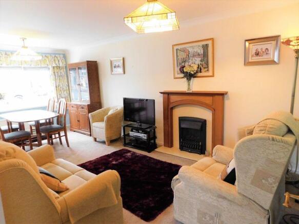 Lounge/Dining ...