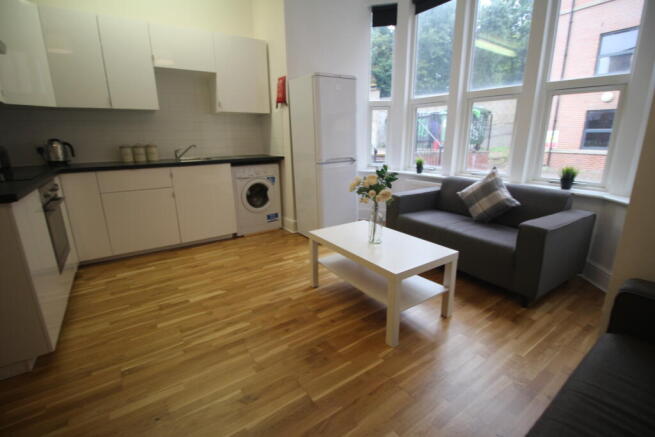 3 bed Flat to rent Image 6