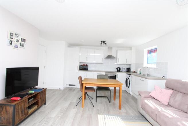 1 bed Apartment to rent Image 4