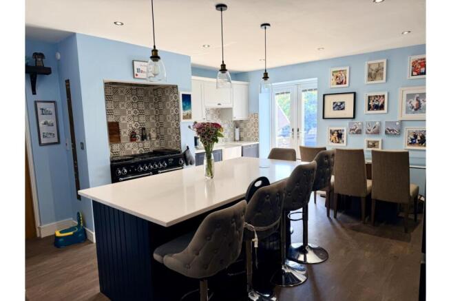 4 bed Semi-Detached for sale Image 8