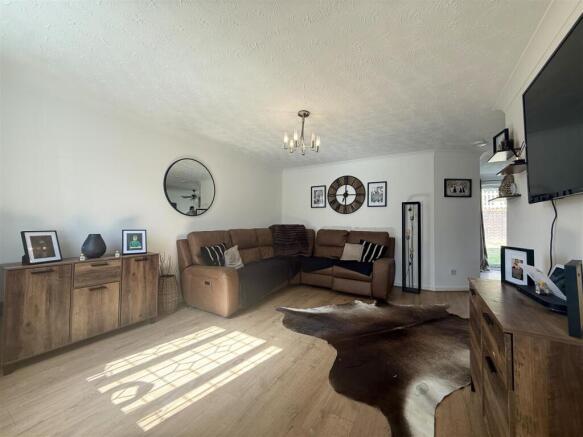 3 bed Detached to rent Image 5