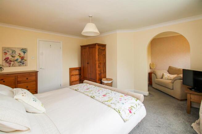 4 bed Detached for sale Image 12