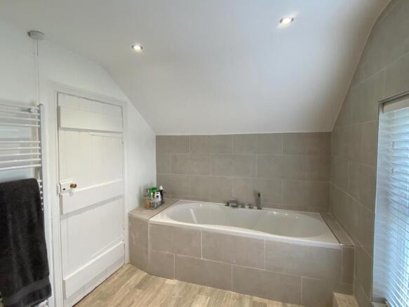 25 Heol Llanelli bath1-1.jpg