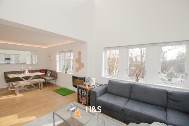 619 Sandon - Lounge.jpg