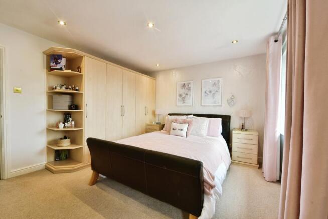 4 bed Detached for sale Image 11