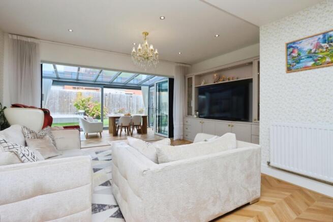 'L' SHAPED KITCHEN/DINING/LIVING ROOM