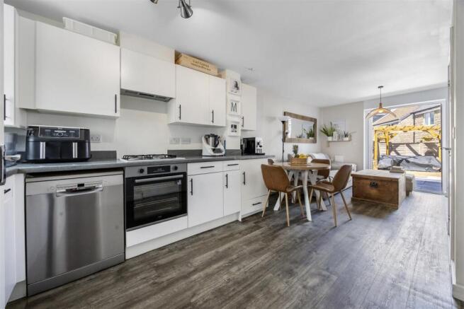 Kitchen 2.jpg