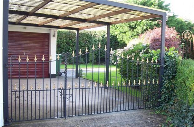 outside_carport.jpg
