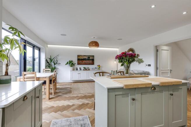 5 bed Detached for sale Image 11