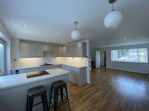 KITCHEN/DINING AREA
