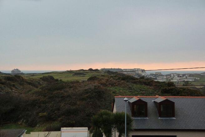 DISTANT SEA VIEW