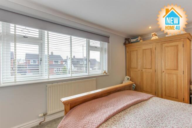 MAIN BEDROOM: