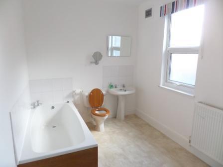 2 bed Terraced to rent Image 6